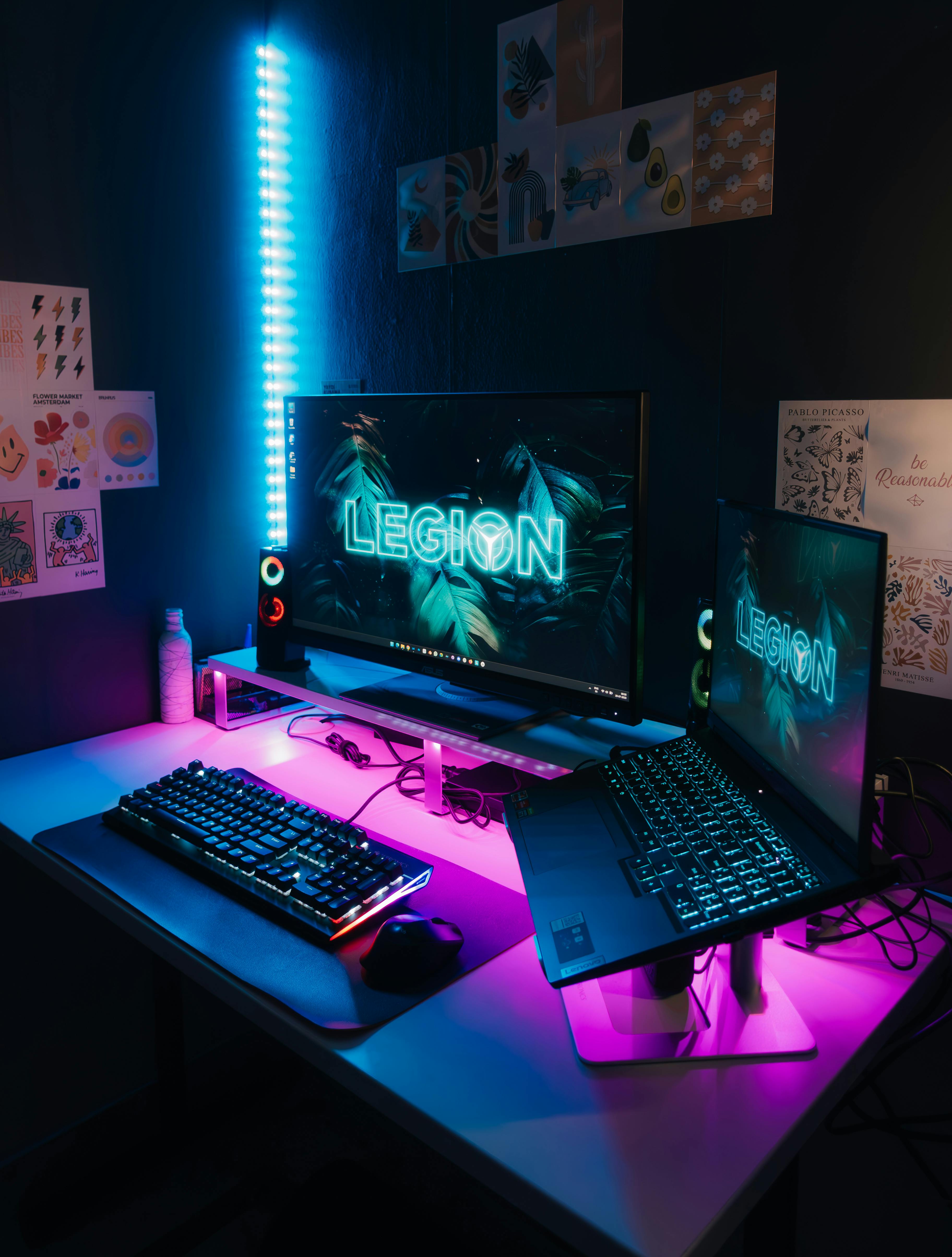 Setup tecnológico em ambiente escuro
